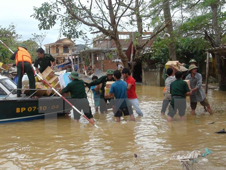 Lực lượng bộ đội biên phòng đưa hàng cứu trợ giúp đỡ người dân.